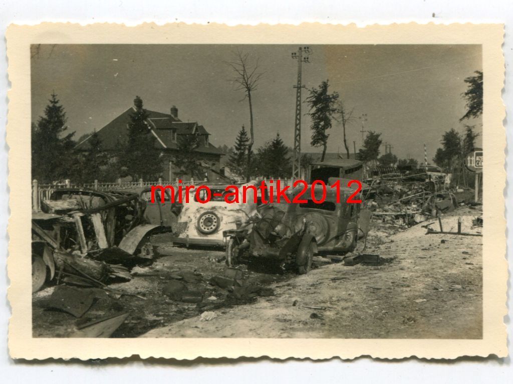 Wehrmacht, zerstörte frz. PKW, Tieffliegerangrif
