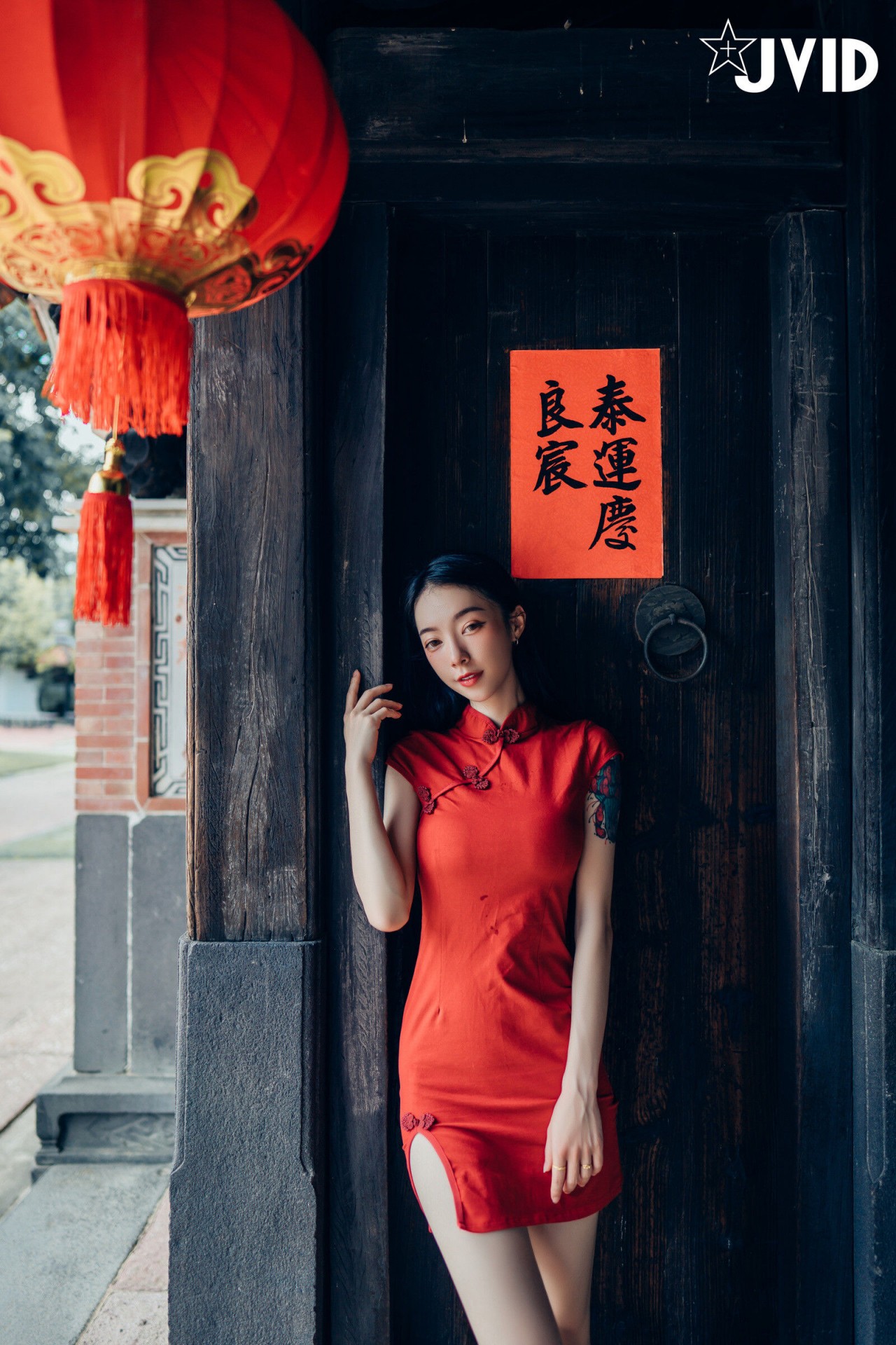 jvid 露出 色色旗袍写真，复古窗边的红衣纹身女孩插图4