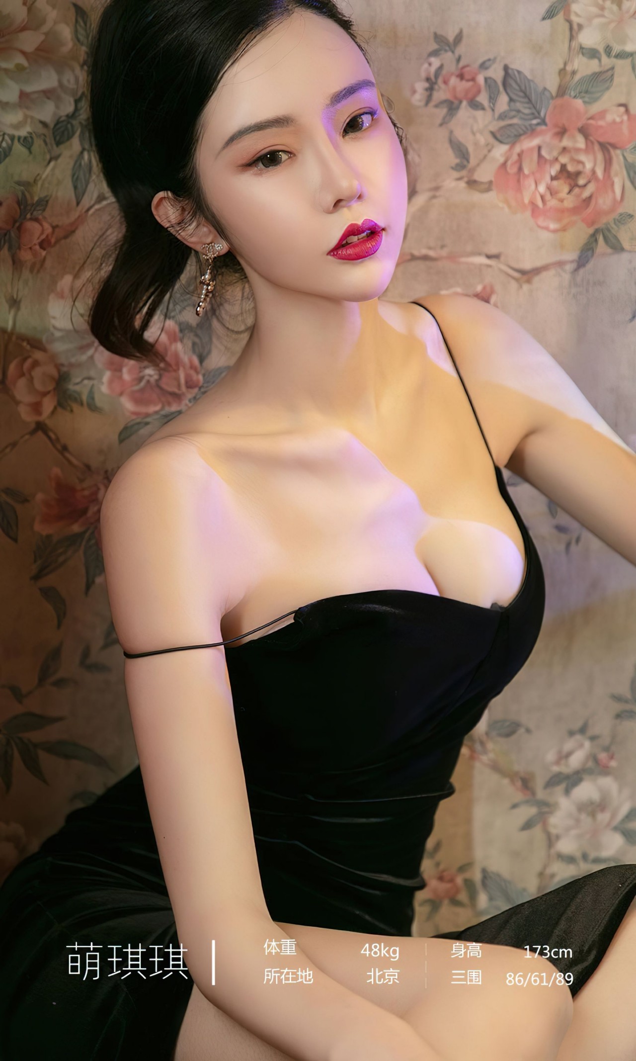 萌 琪 琪《黑色吊带裙》写真，性感、优雅气质插图2