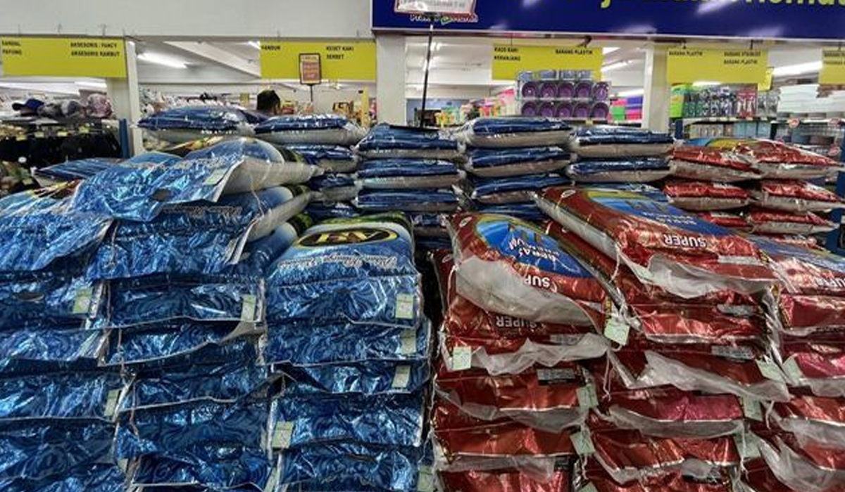 Beras Premium Kembali Stok di Rak Retail Modern Medan Pembelian Kini Dibatasi Ketat Beras Premium Kembali Stok di Rak Retail Modern Medan Pembelian Kini Dibatasi Ketat