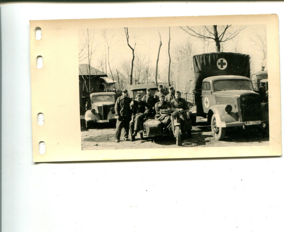 LKW und Sanitäts - Krad Motorrad Wehrmacht in Ru