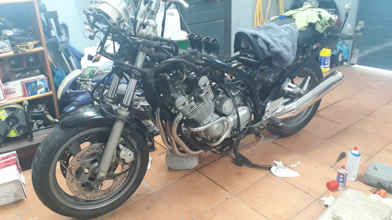 Moto montada perdiendo aceite