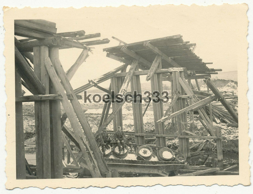 Foto russischer BT-7 Panzer von Brücke in den Fluss Obsha gestürzt ! Tank Wrack