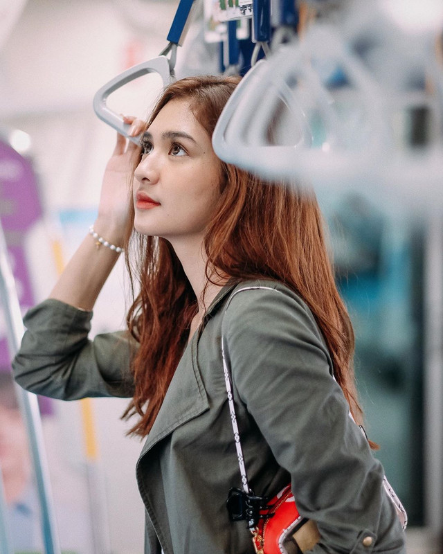 Gaya 8 seleb Tanah Air saat jajal MRT Jakarta, simpel hingga cetar
