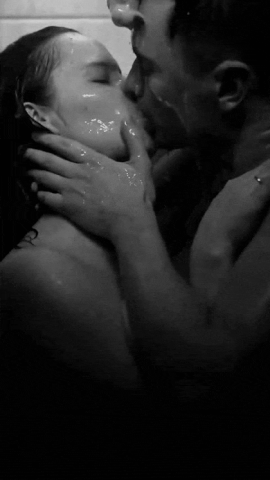 kissinginshower