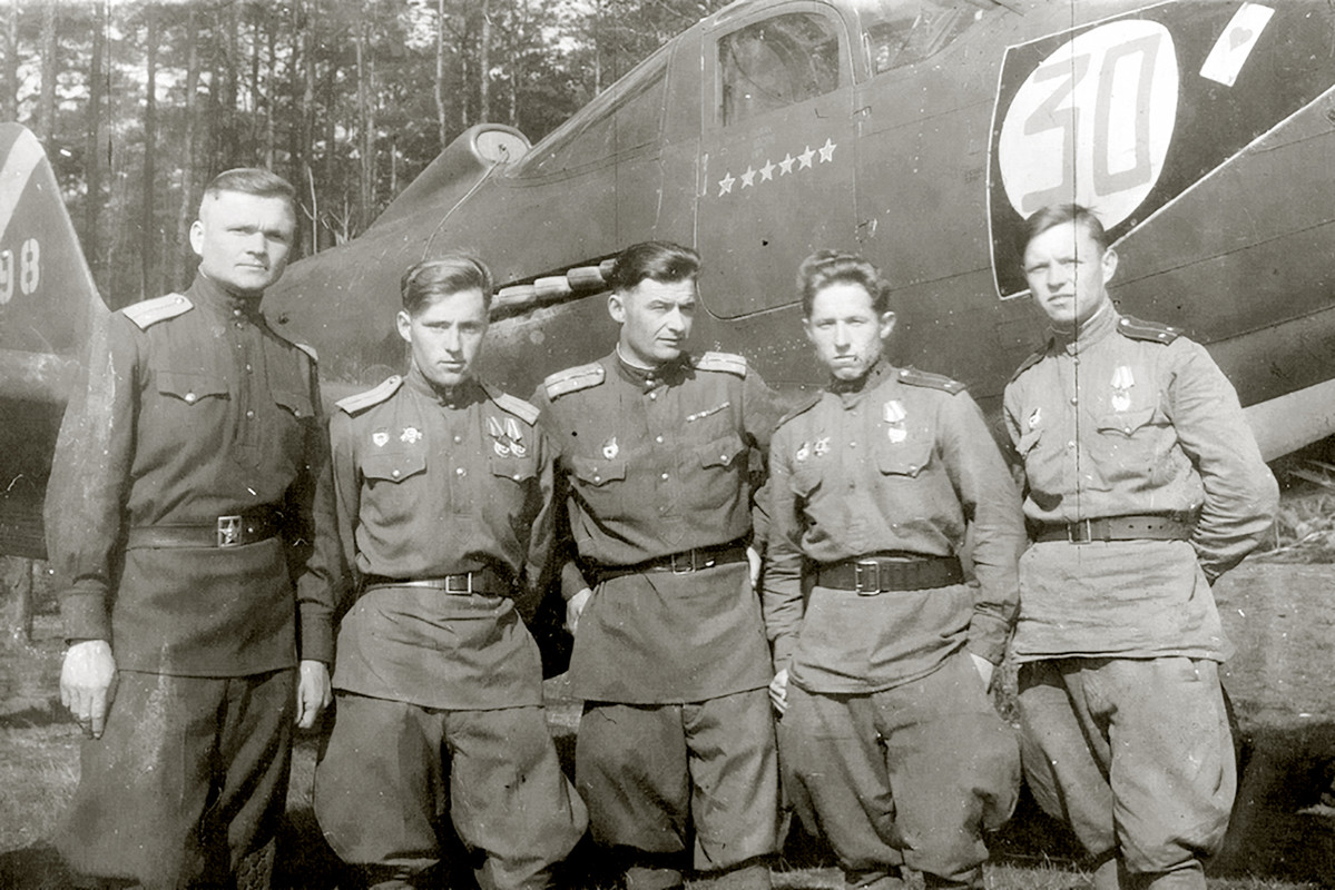 Bell-P-39N-Airacobra-129GvIAP-205IAD-Red-30-ace-Vasily-Pavlovich-Vysotsky-Ukrainian-Front-1944-02