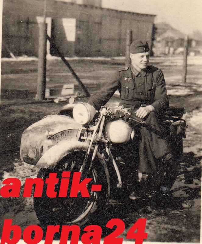 Foto WH Soldat NSU Motorrad mit Seitenwagen Ausrüstung Kradmelder Kaserne