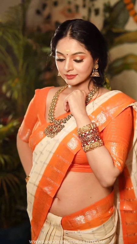 kannada actreesss sexy navel in tradtional orange saree.mp4_snapshot_00.17.609
