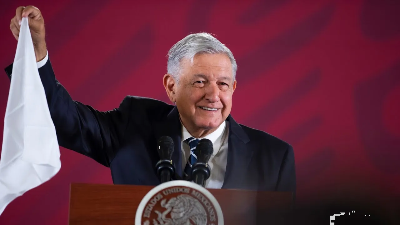 AMLO revela que ya cobra la pensión de bienestar de adultos mayores