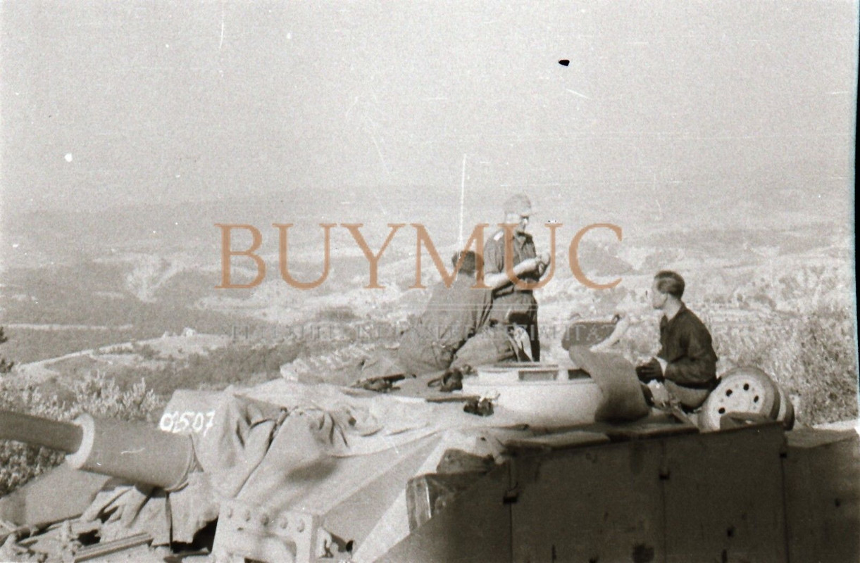 Panzer-Abteilung 115 Soldaten auf Sturmgeschütz Italien