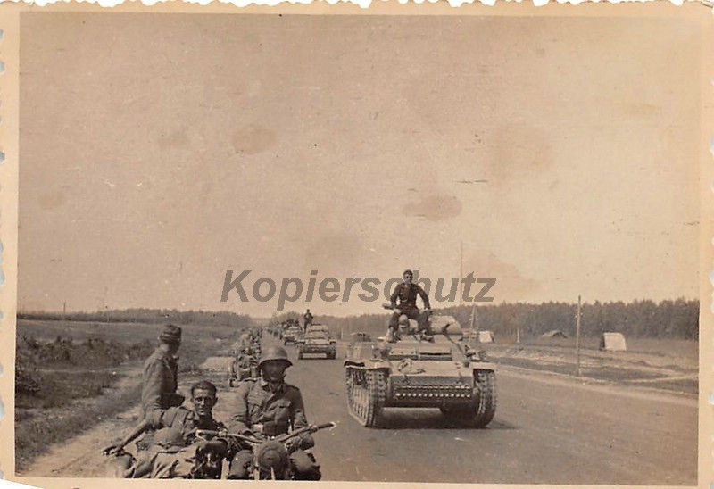 Panzer II Kolonne überholt Kradmelder Abteilung 