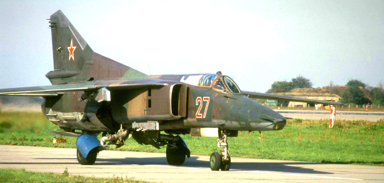 296 APIB MiG-27D 27 Red_61912555165 (4)