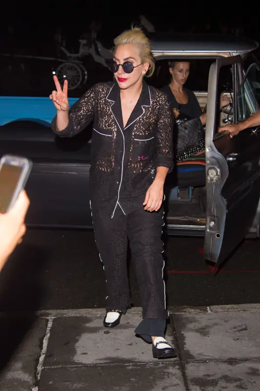 8-16-16-Arriving-at-her-apartment-in-NYC