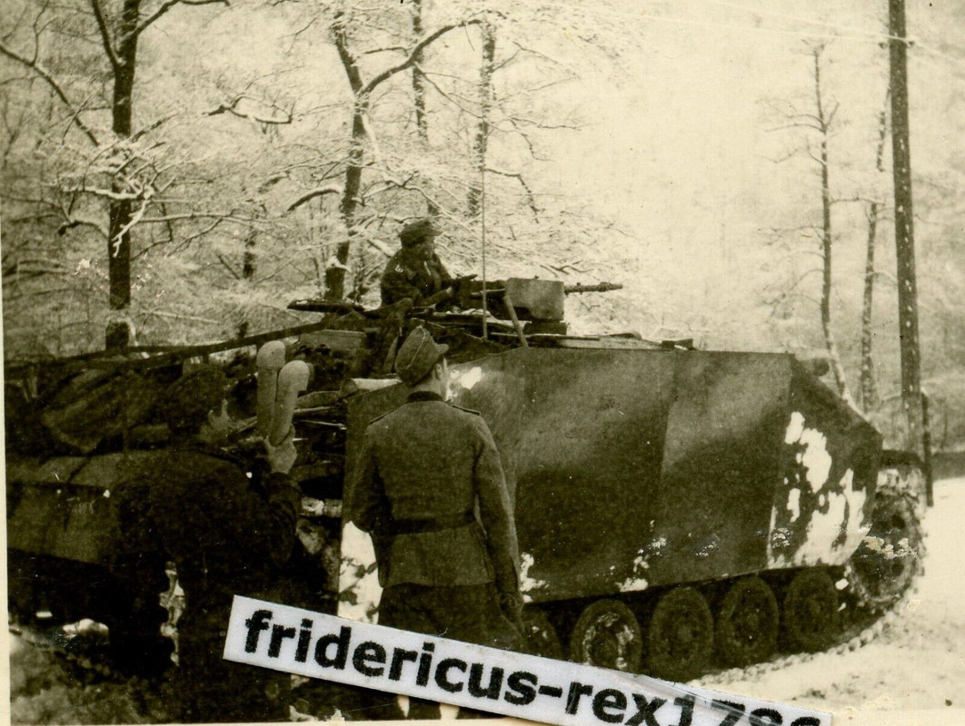 Foto WH Sturmgeschütz StuG IV im Winter 1944 Seitenschutz Tarnanstrich camo
