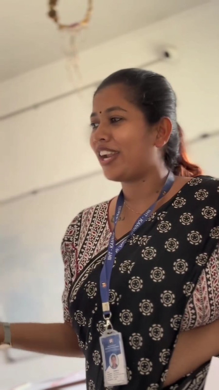 Hot teacher huge boobs and tummy in black saree.mp4_snapshot_00.08.993