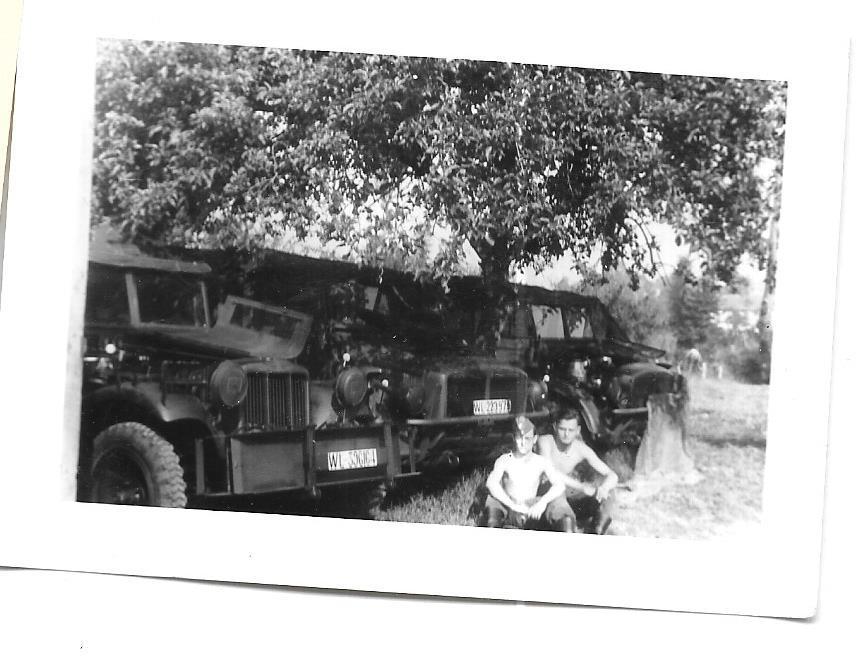 Foto 1943 Deutsche Fallschirmjäger mit Englischen Beute LKW Deut