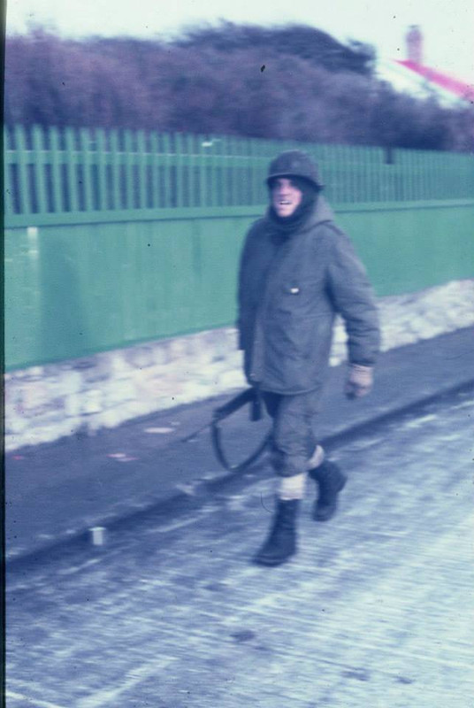 Subteniente Esteban Vilgré La Madrid ingresa a Puerto Argentino.