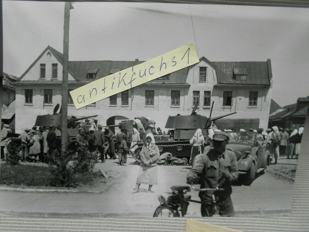 verlassene Russen-Panzer in einem Dorf in Rußland im 2.WK