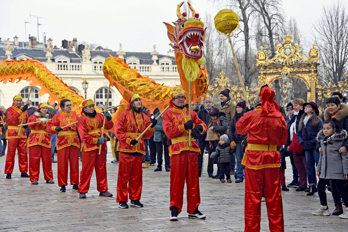 https://i.postimg.cc/8cBt5S3T/les-danses-des-dragons-et-des-lions-sur-la-place-stanislas-a-nancy-lors-du-nouvel-an-chinois-photo-c.jpg