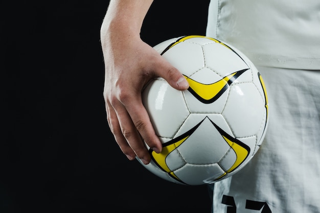Бесплатное фото Крупным планом рука футбольный мяч