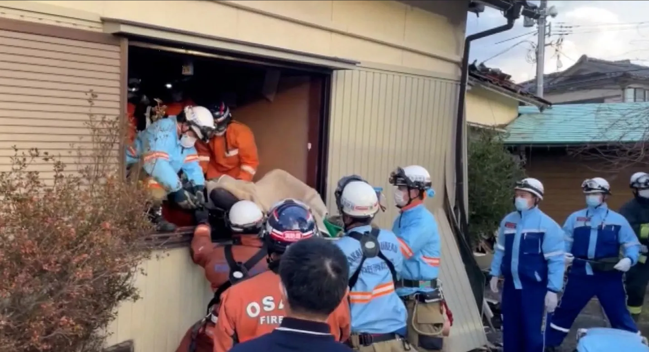 Terremoto en Japón, rescatan a abuelita sepultada por escombros: video