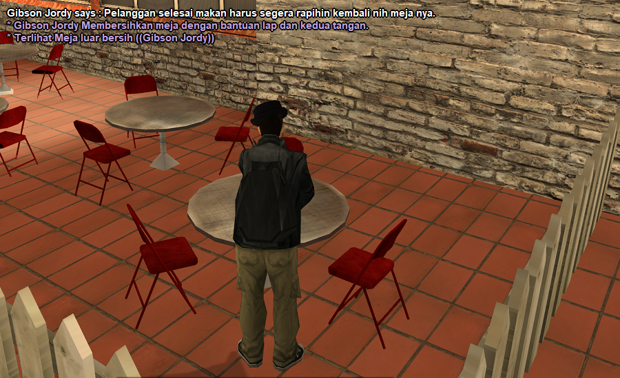 Membersihkan-meja-luar-resto.png
