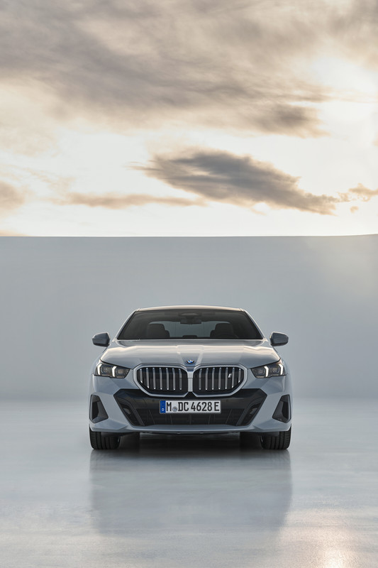 P90505098_highRes_the-new-bmw-i5-edriv