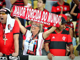 Torcida do Flamengo com bandeiras e fumaça