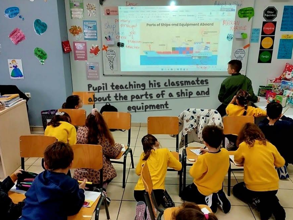 «ΥΙΟΘΕΤΗΣΤΕ ΕΝΑ ΠΛΟΙΟ»: ΠΡΟΣΚΛΗΣΗ ΤΗΣ PROJECT CONNECT ΣΤΟΥΣ ΔΗΜΟΥΣ ΓΙΑ ΝΑ ΦΕΡΟΥΝ ΤΗ ΓΕΦΥΡΑ ΤΟΥ ΠΛΟΙΟΥ ΜΕΣΑ ΣΤΙΣ ΣΧΟΛΙΚΕΣ ΤΑΞΕΙΣ!