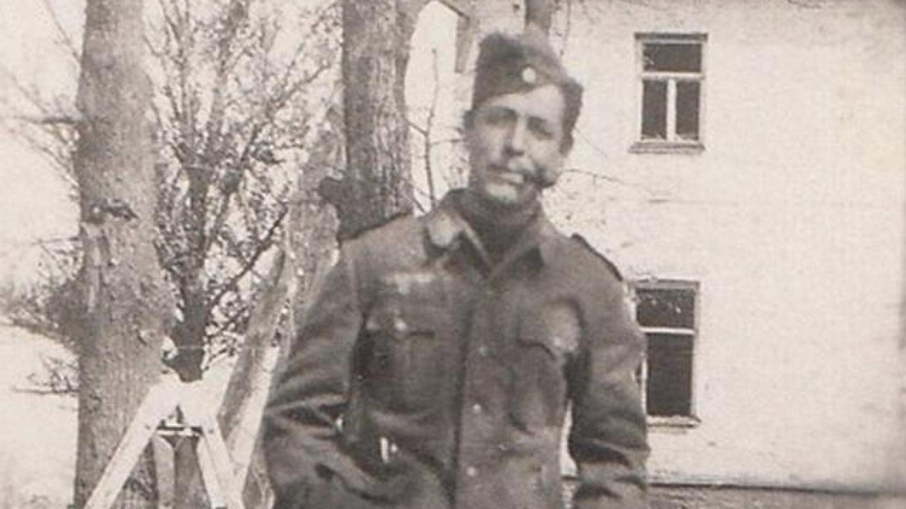 Berlanga, en primer plano, con bigote, en una imagen del frente ruso