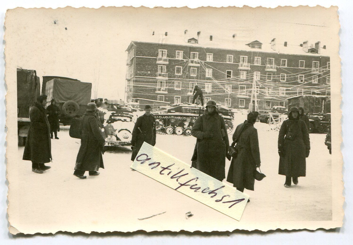 Panzer-Sturmgeschütz im Winter in einer Stadt im