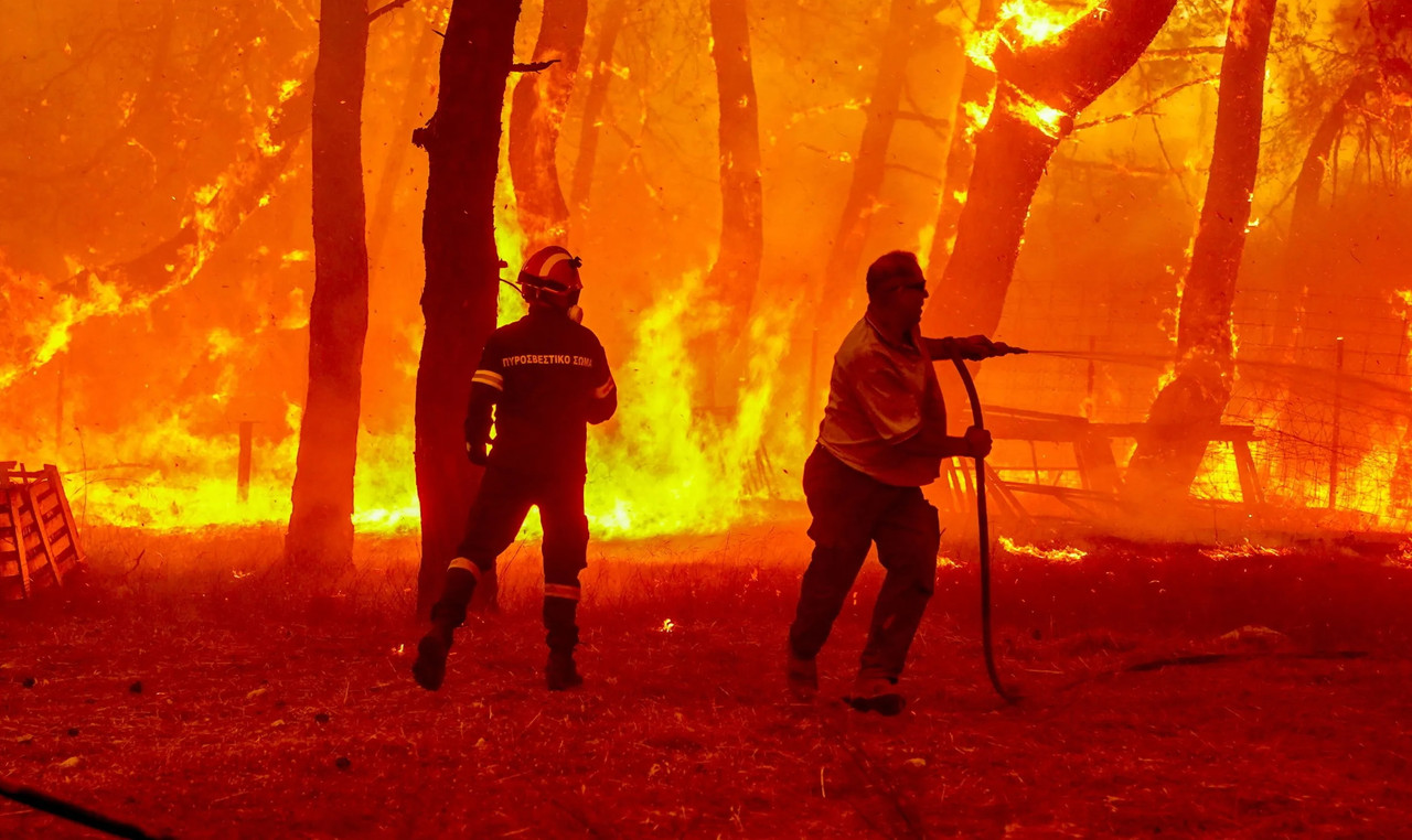 Grecia y España evacuan a miles por el avance de los incendios forestales