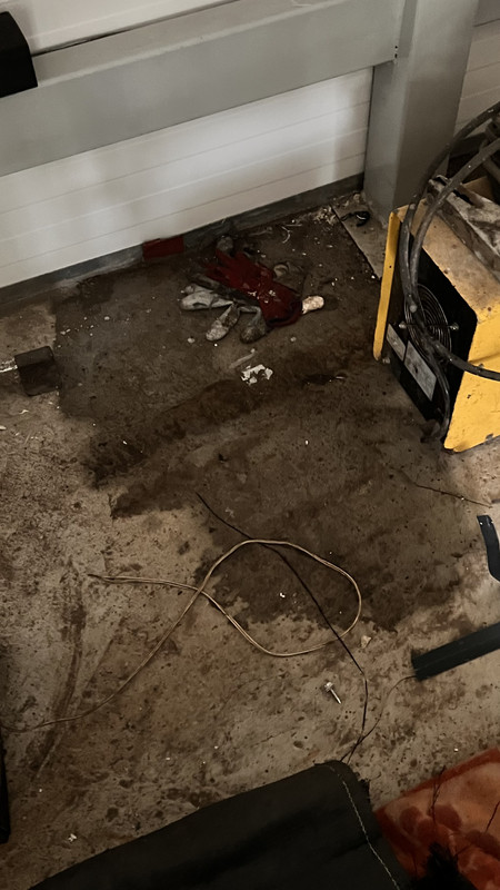 Pęknięcia i plamy na betonie