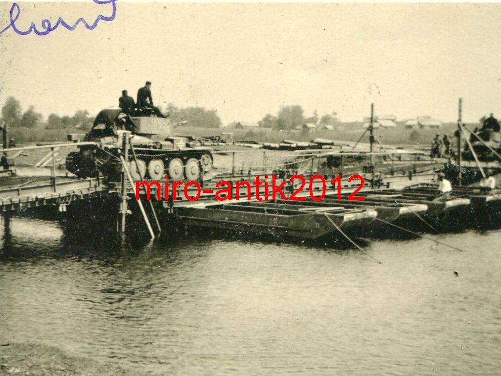 Foto, Panzerregiment 25, Panzer überqueren eine Pontonbrücke, Russland,