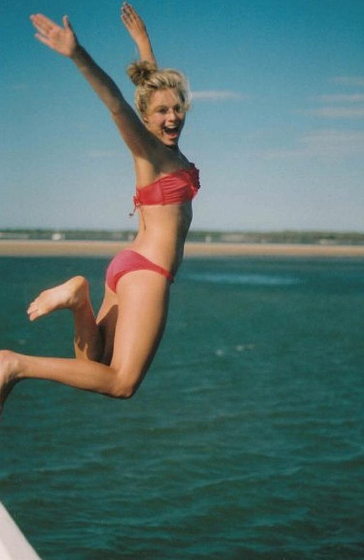 Mit ihre dünne Körper und Mittlblond Haartyp ohne BH (BH-Größe 32B) auf Strand im Bikini
