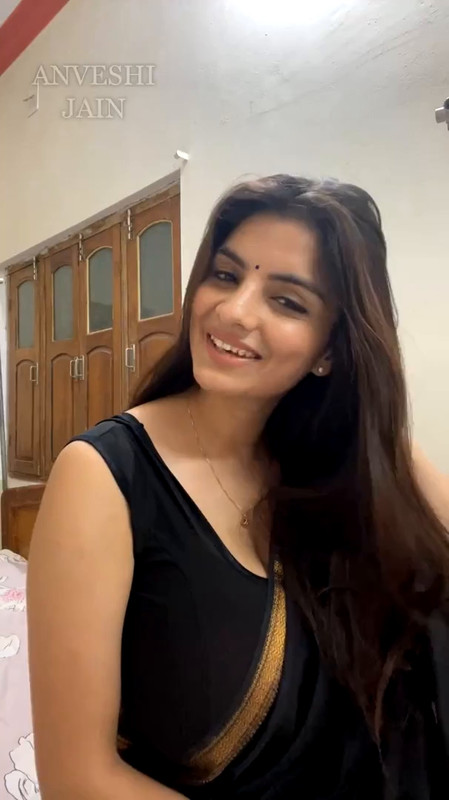 [Image: Anveshi-Jain-Black-Saree-Live-mp4-0021.jpg]