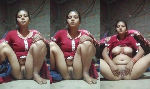 Desi village bhabhi spreading her pussy