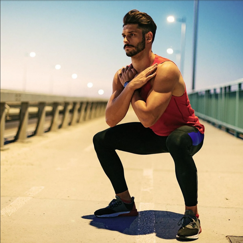 ¿Cómo se hacen las sentadillas aéreas?