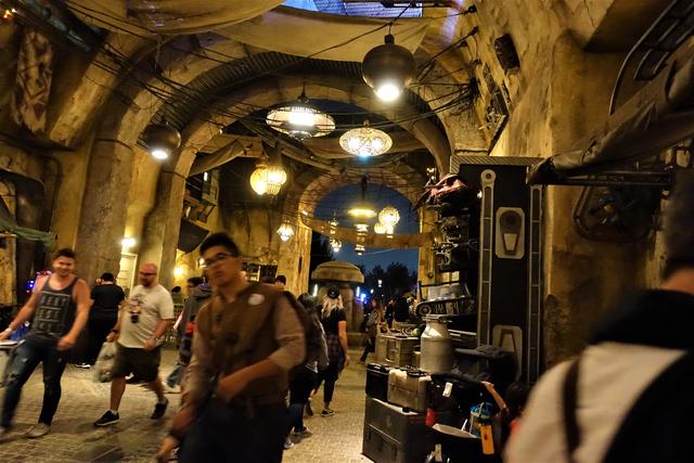 BLACK SPIRE OUTPOST MARKETPLACE, de tiendeo por Galaxy's Edge - DISNEYLAND ~ STAR WARS: GALAXY'S EDGE, LA GUIA (16)