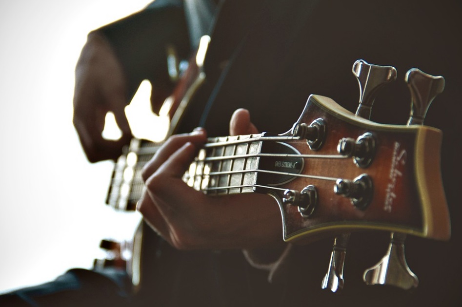 temalik-gitar-calan-erkek-resimleri-7.jpg