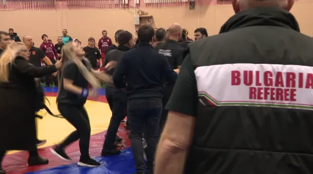 Борец обърна маса, получи юмрук от съдийка на състезание в Сливен