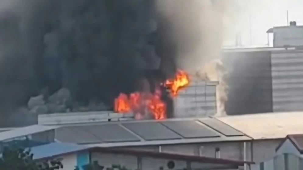 টঙ্গীতে ওষুধ কারখানায় ভয়াবহ আগুন, নিয়ন্ত্রণে কাজ করছে ১২ ইউনিট