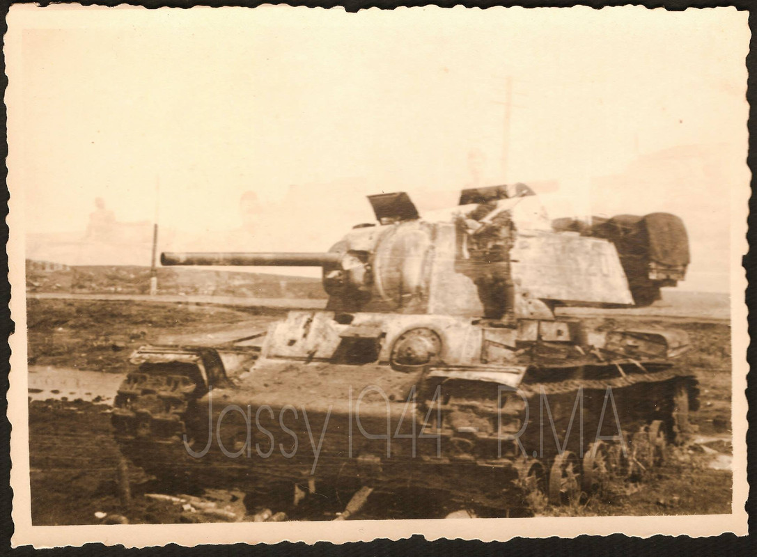 Немецкая и советская бронетехника, подбитая во время наступления немецких и румынских войск на Север