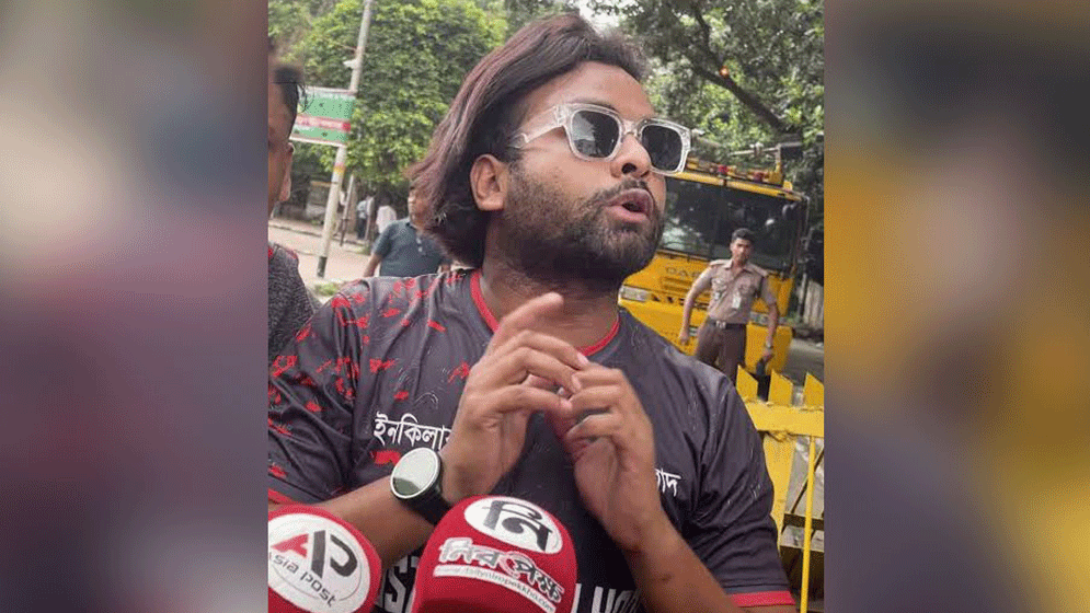 রবীন্দ্রনাথের ছবিতে কালি মাখতে গিয়ে রাষ্ট্র সংলাপ ফোরামের সদস্যসচিব আয়াস আটক