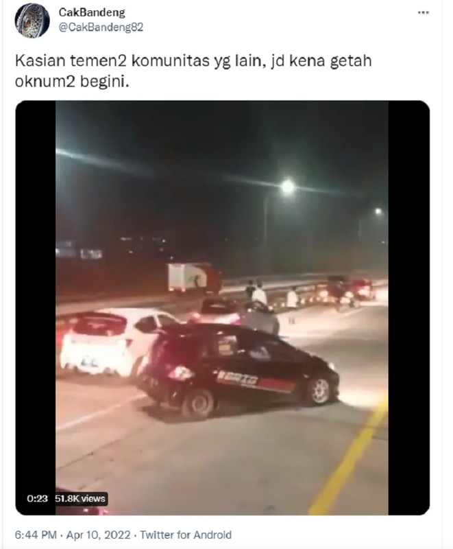 Sebuah video yang menunjukan komunitas mobil berhenti di Jalan Tol Soreang-Pasir Koja (Tol Soroja) viral di media sosial.