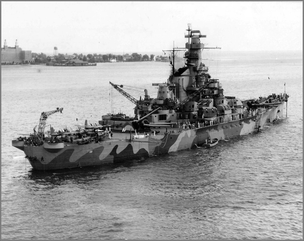 USS-Indiana-frente-a-Norfolk.jpg
