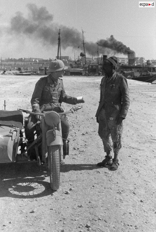 Un side-car BMW affecté à une unité de Feldgendarmerie de l'armée de l'air allemande.1941 (2)