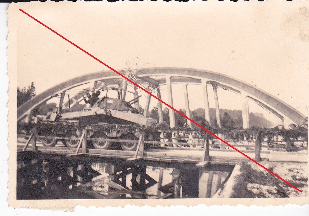 Foto 8-Rad Panzerspähwagen auf Brücke Deutsch 2.
