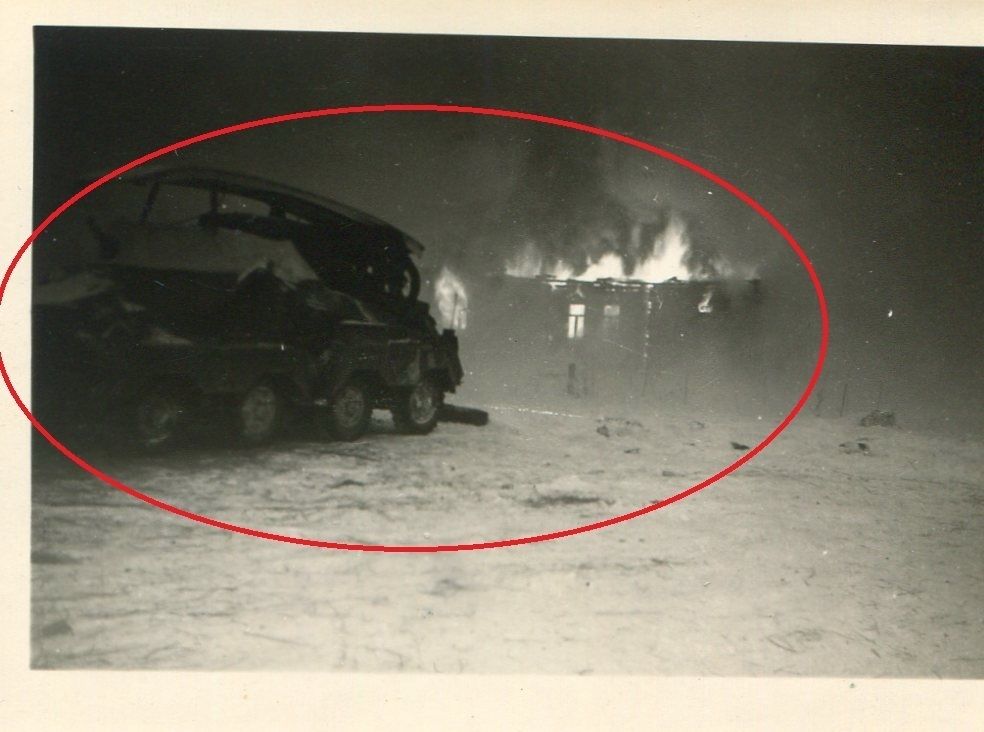 2 WK FOTO Panzerspähwagen Front Dorf brennt