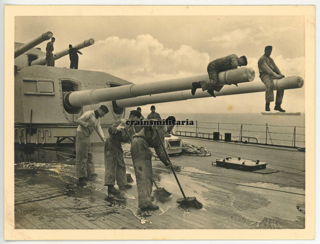 Orig. Foto schwere Kreuzer Prinz Eugen Matrosen b. Geschütz Turm - Schiff Ostsee